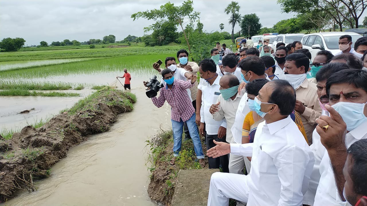 మంత్రి ' తుఫాను ' పర్యటన 15 img 20200817 wa00065290661229912739174