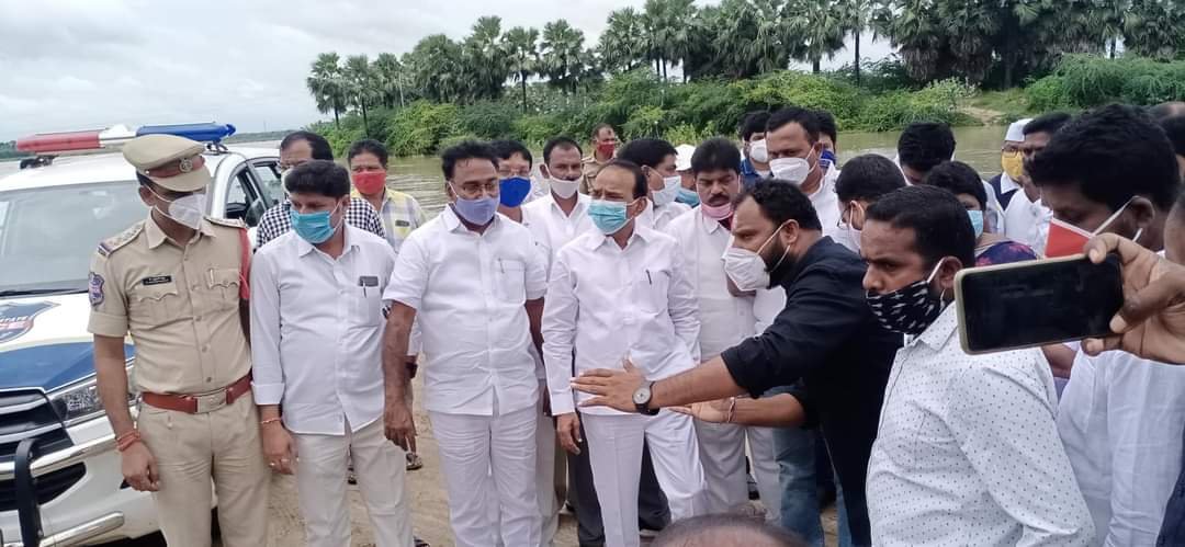 మంత్రి ' తుఫాను ' పర్యటన 14 img 20200817 wa00904621747384560274548